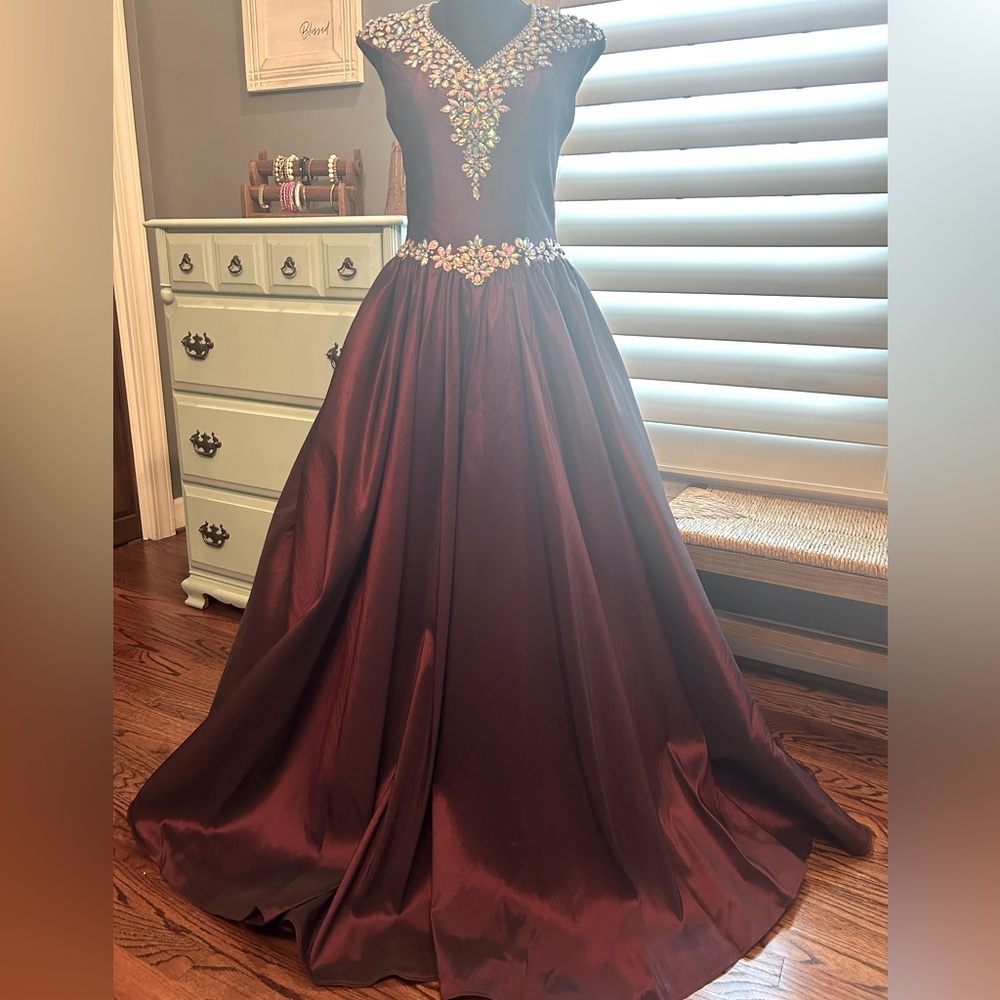 Unique Fashion formal dress
👗OFFERS WELCOME
CLOSET CLEAN OUT❤️